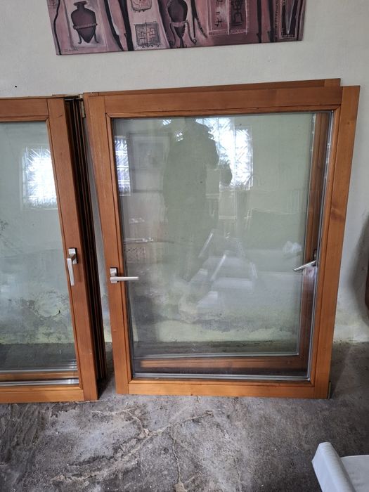 Okna drewniane bez ram.