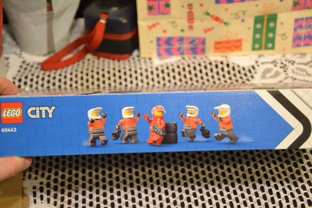 Lego City Formula 1 Ferrari Racing Pit Stop mechanicy