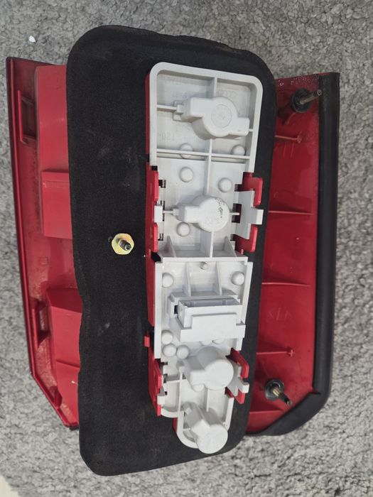 FAROL Traseiro esquerdo AUDI A2 excelente estado. 
Inclui todas
