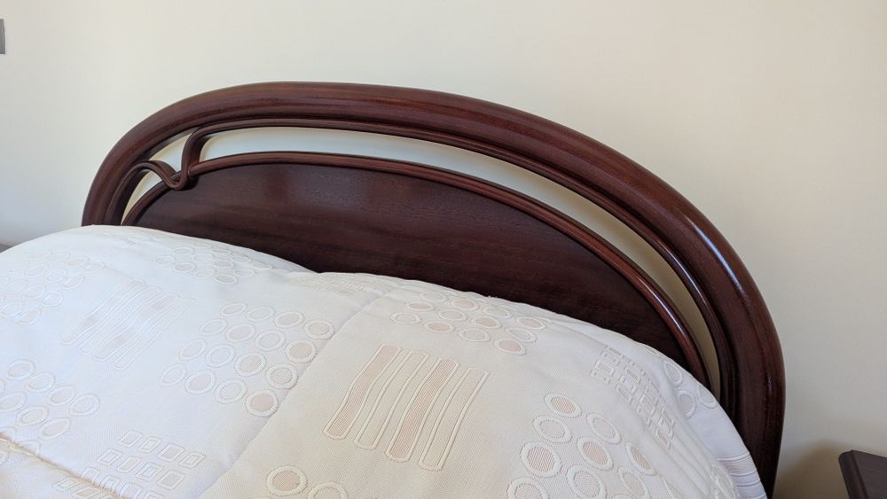 Mobília de quarto (cama, cabeceiras, cadeira, cómoda)
