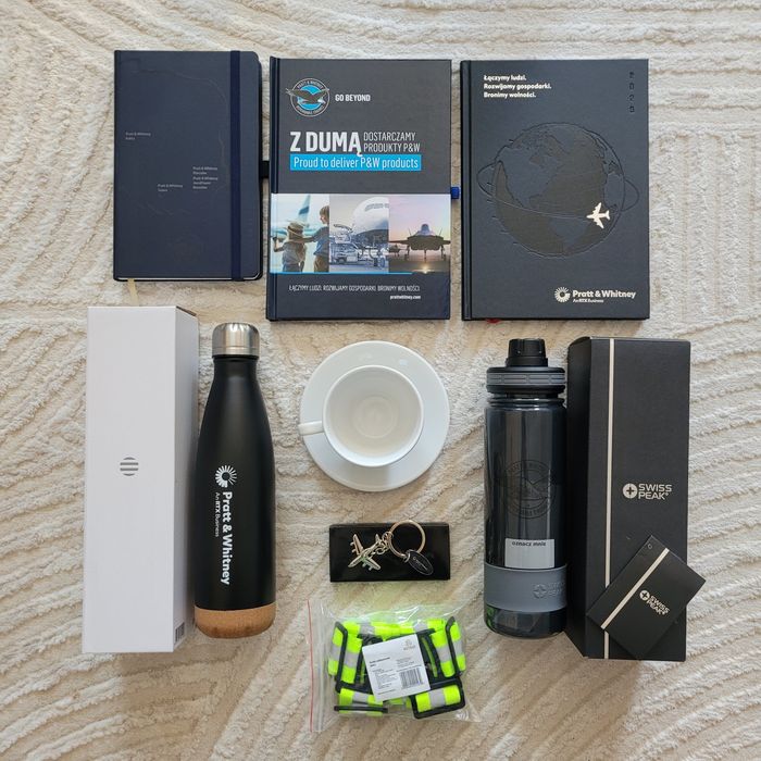 Duzy zestaw lotniczy, NA PREZENT,  notes, bidon, kubek, monopoly, inne