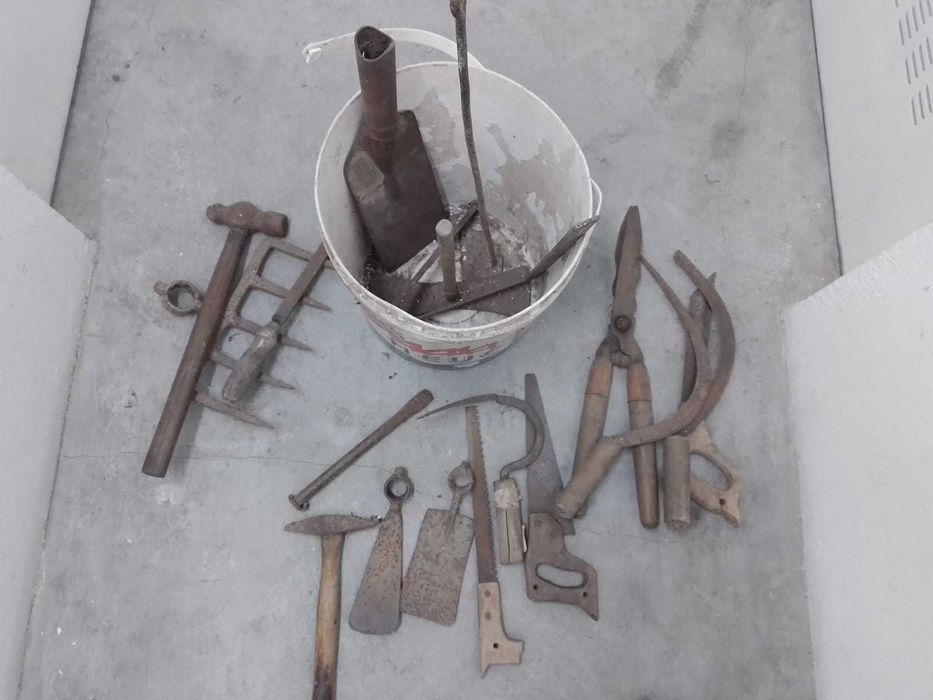 varias ferramentas agrícolas , de ferro fundido
