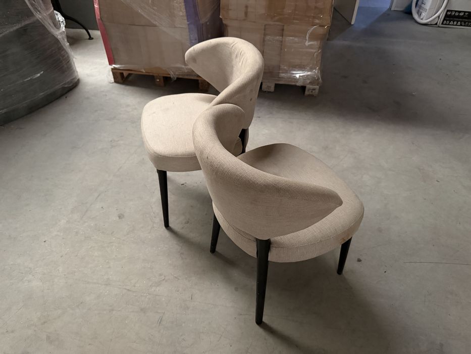 Cadeiras Estofadas Bege/Taupe com Pernas Pretas – Design Moderno