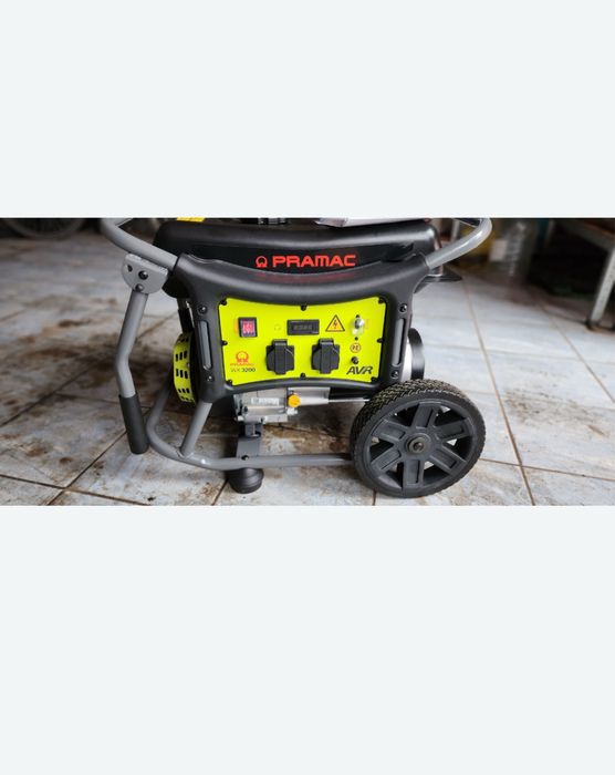 Бензиновий генератор