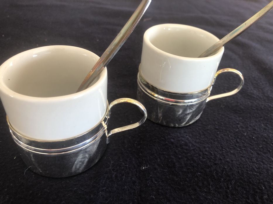 Par de Chávenas de café com suporte com banho de prata.