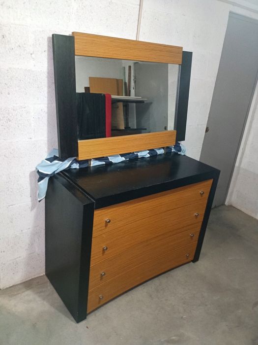 Cómoda com espelho completamente impecável, robusta ,linhas modernas 
Medidas:120/90/52cm