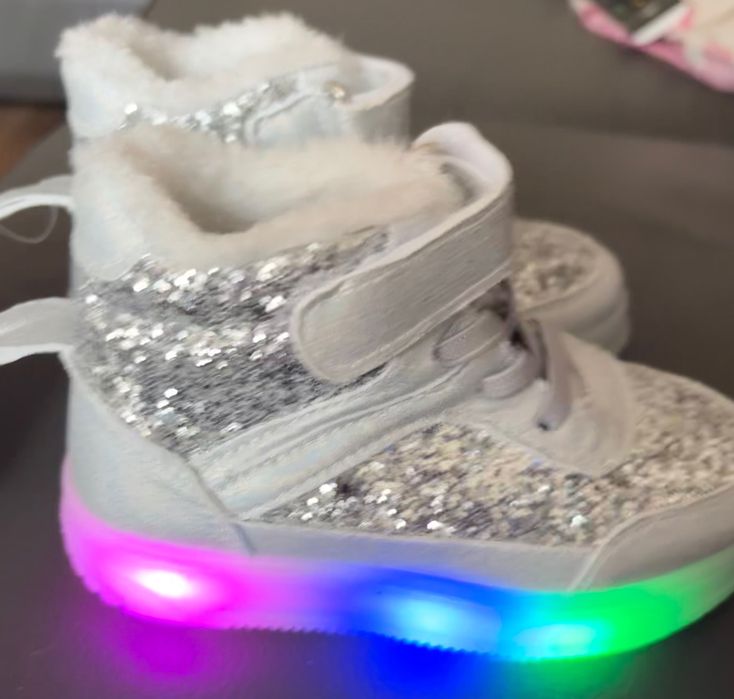 Brokatowe buty led świecąca podeszwa, migające, diody NOWE rozmiar 25