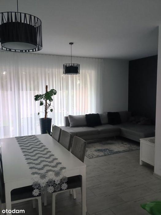 Dom szeregowy z garażem w spokojnej okolicy