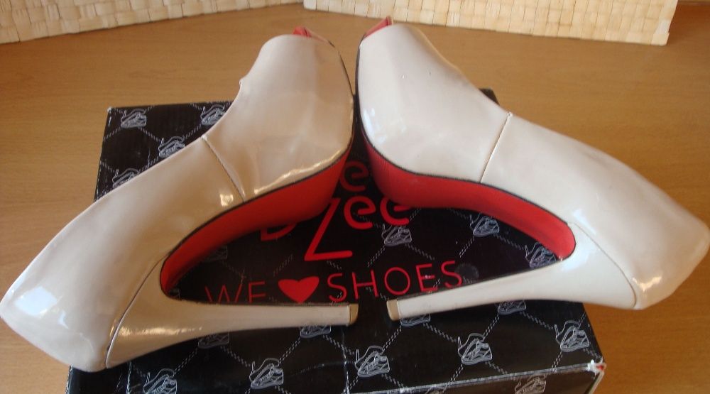 Szpilki beżowe marki Dee Zee