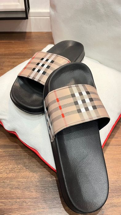 Chinelo Burberry