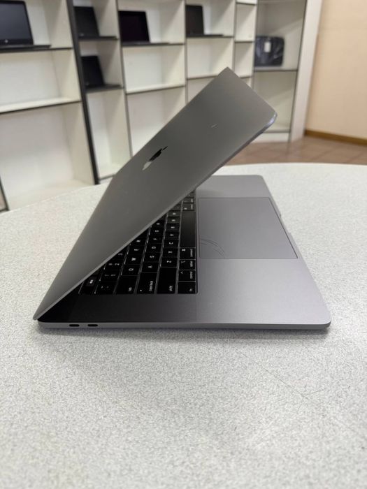 Apple MacBook Pro A1990 2018/i7-9750H/16GB ram/1000GB SSD/AMD Radeon