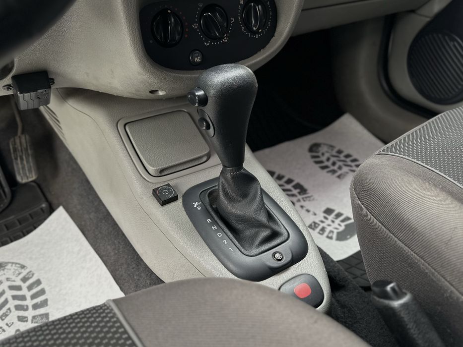 RENAULT SYMBOL 2003 року, 1.4 газ/бензин, автомат, передній привід.
