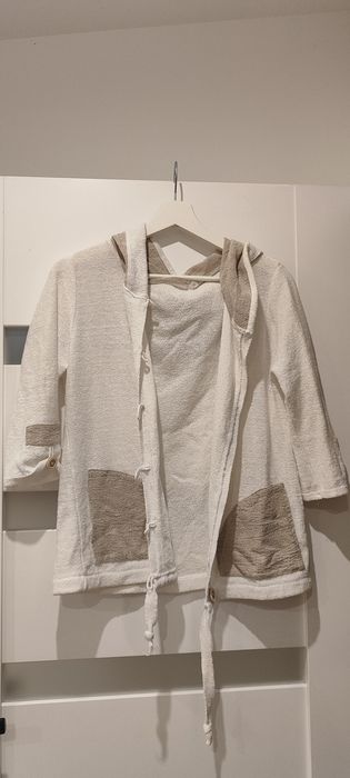 Lekka narzutka / bluza z kapturem – kremowo-beżowa