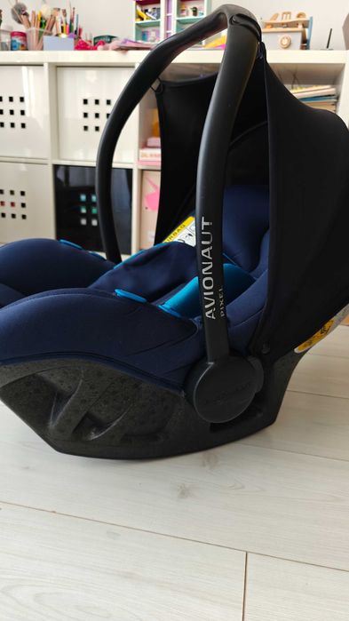 Fotelik samochodowy Avionaut Pixel w kolorze granatowym