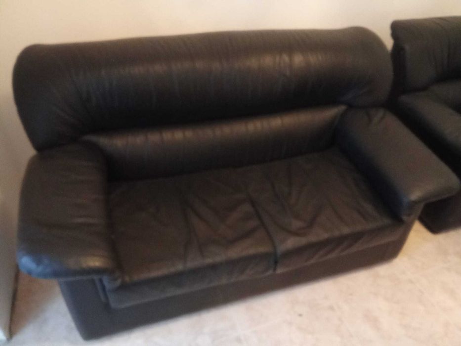 1 Sofá + 2 Cadeirões em Pele Preta – Bom Estado