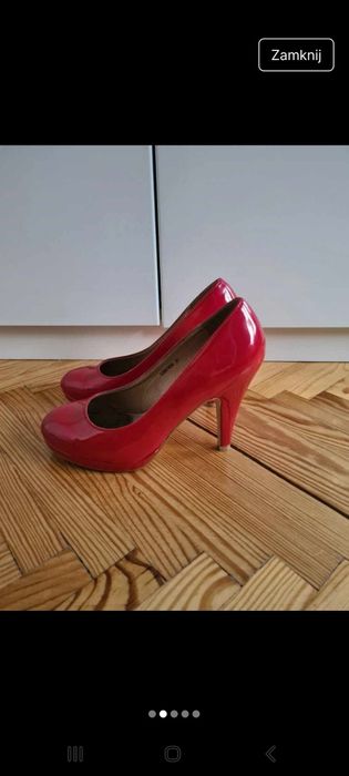 Czerwone lakierowane szpilki