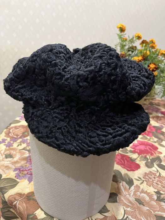 Продам чорний берет з каракуля б/у