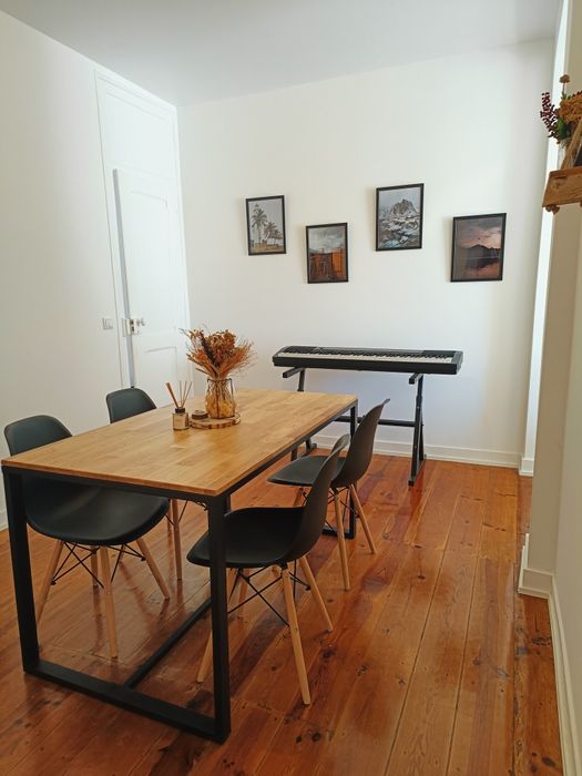 Vendo conjunto mesa e 4 cadeiras