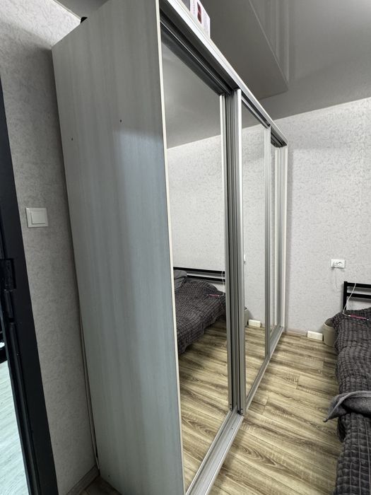 Шкаф купе с тремя зеркалами.