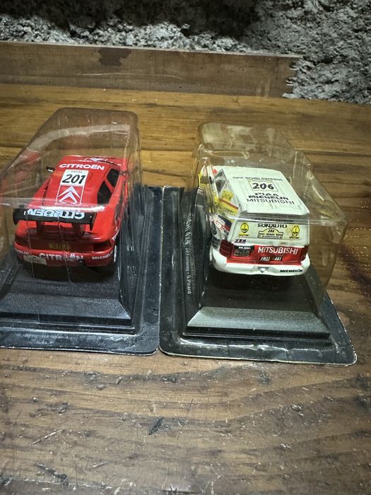 Miniatura á escala 1/43 do Citroen e Mitsubishi do Dakar da Altaya