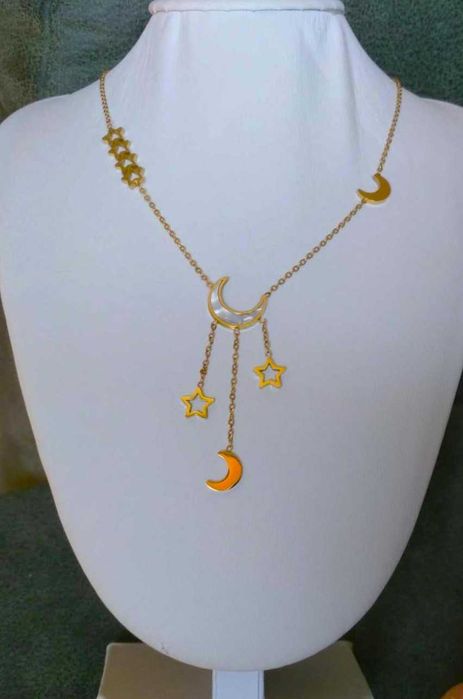Colar Aço Dourado c/ Estrelas e Lua em Madreperola NOVO