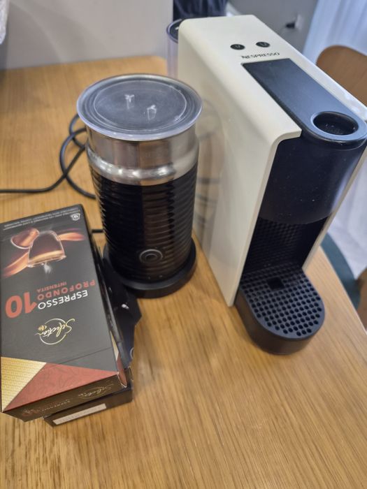 Ekspres Nespresso essenza mini+ spieniacz Nespresso