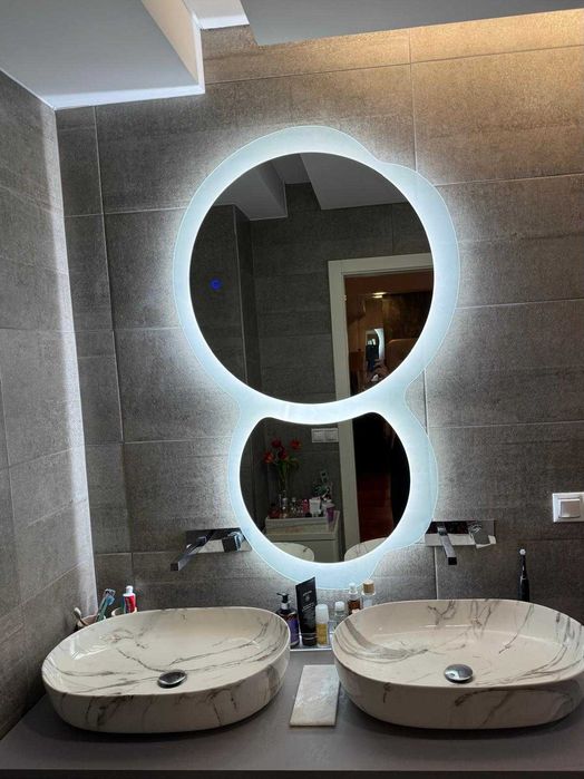 Espelho de casa de banho com iluminação