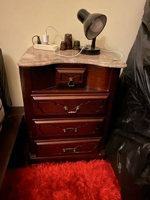 Mesinha de cabeceira com pedra marmore