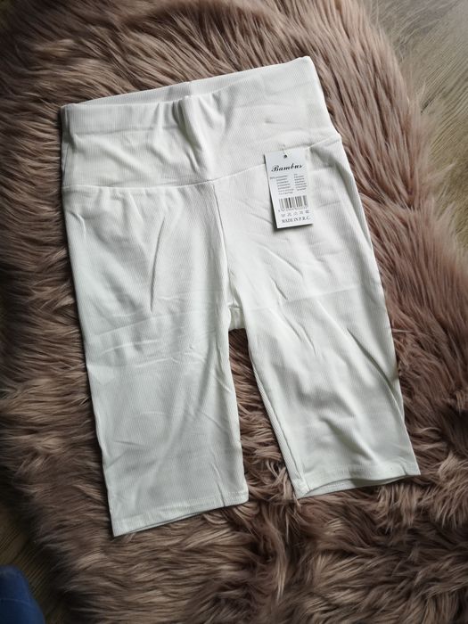 Białe legginsy prążkowane
