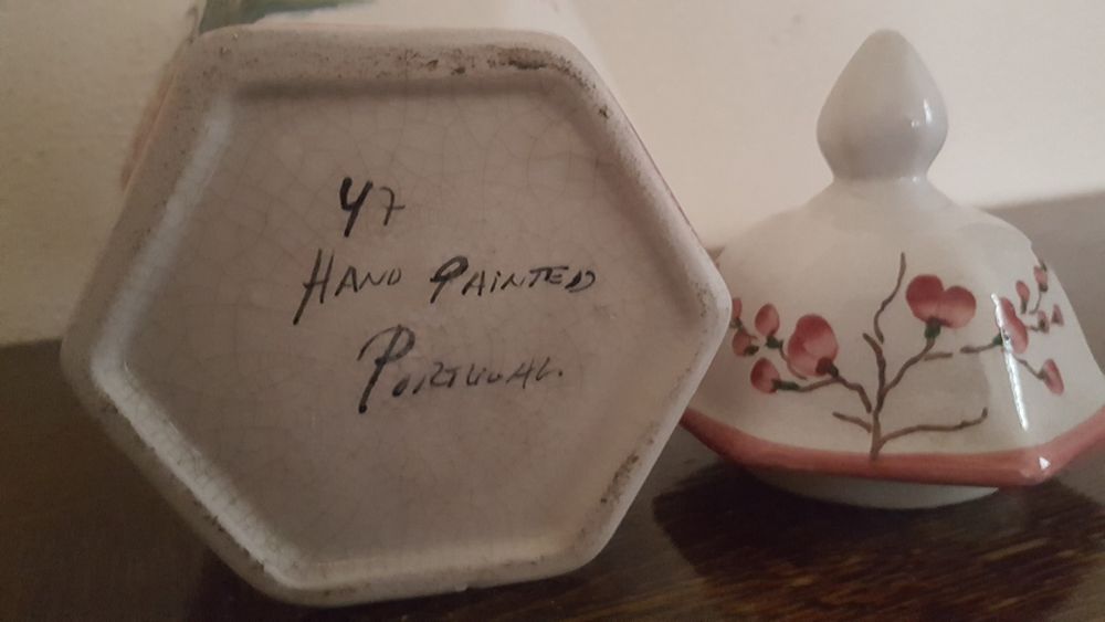 Jarro de barro pintado á mão