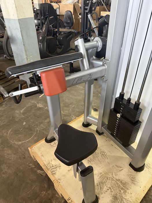 Máquina de bicep curl429594557526190081