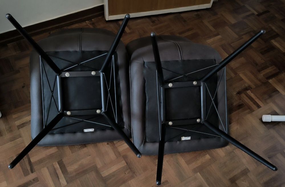 4 cadeiras cinzentas