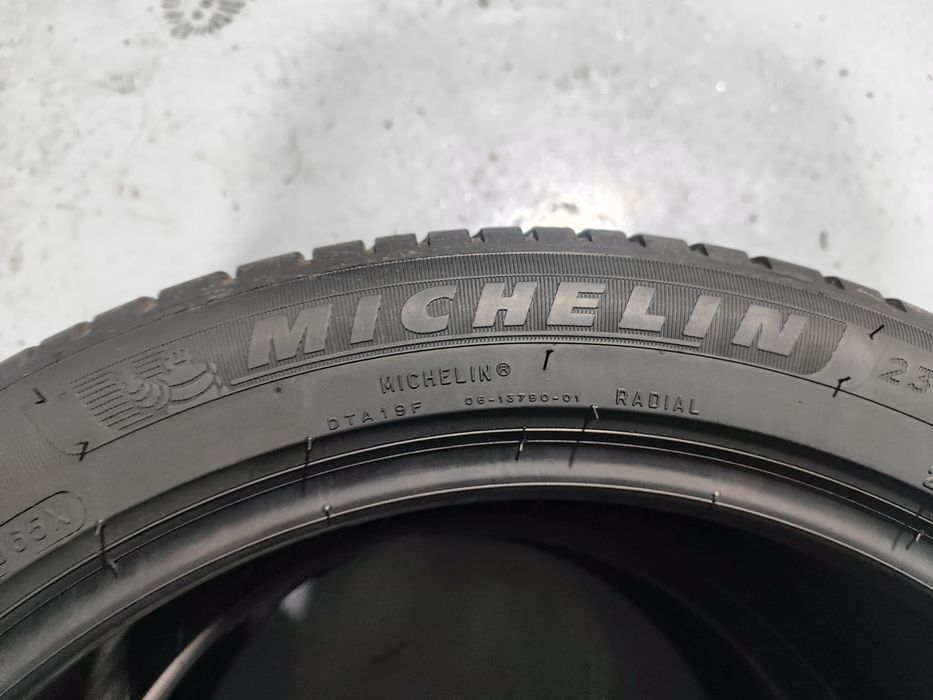 2 pneus semi novos 235-45R18 Michelin - Oferta da Entrega