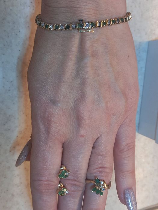 Золотое кольцо и пуссеты с изумрудами и бриллиантами