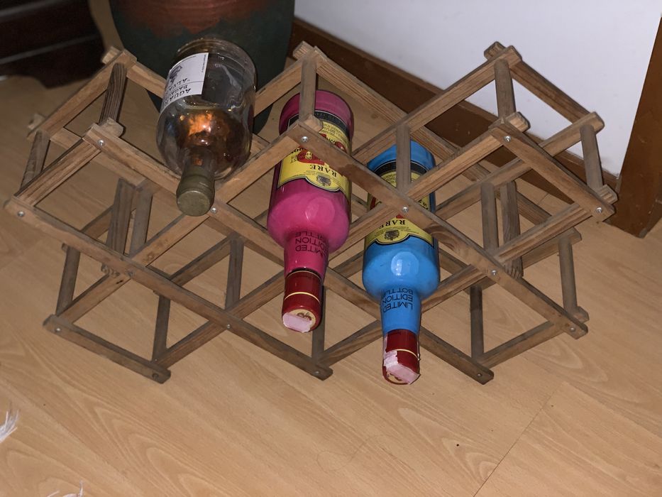 Garrafeira em madeira prática e decorativa.alt: 56 cump: 51