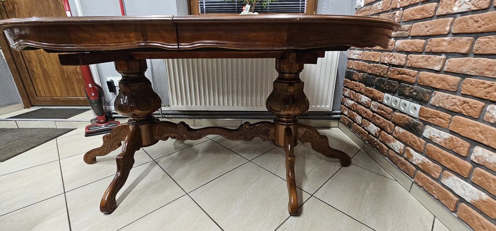 Zestaw mebli: rozkladany owalny stół + 6 krzeseł elektrycznych