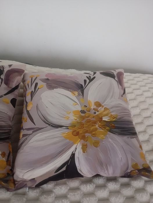 Duas almofadas estampada com flor. 40*40 cm