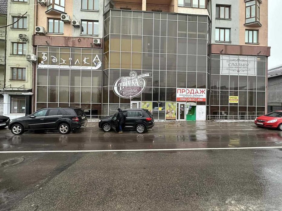 Продаю комерційне приміщення вул.Бандери
