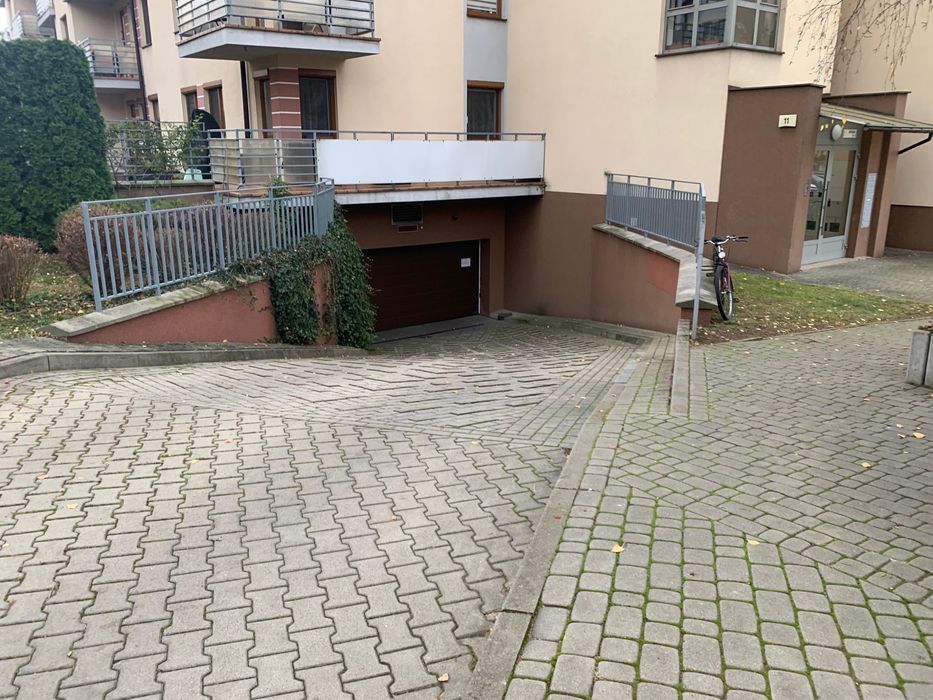 Pobitno, miejsce postojowe w garażu podziemnym ul. Twardowskiego