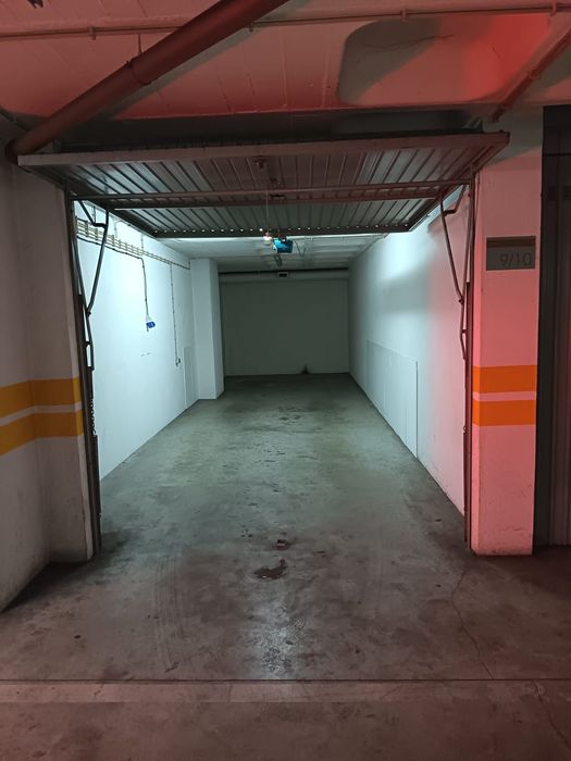 Garagem/Box Grande para Arrendar – Ideal para 2 Carros!