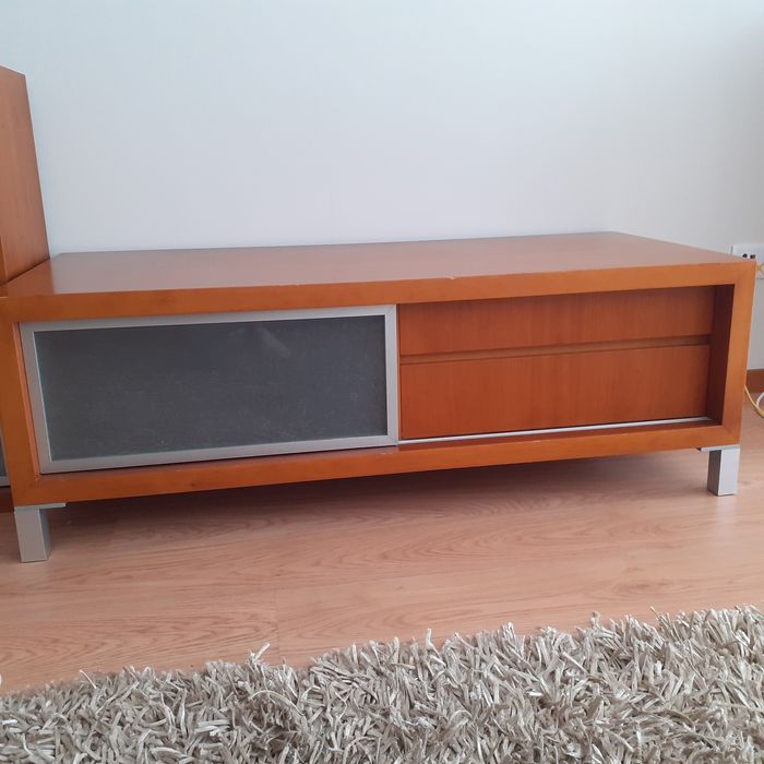 Móvel apoio TV em madeira cerejeira, acabamento cerejeira