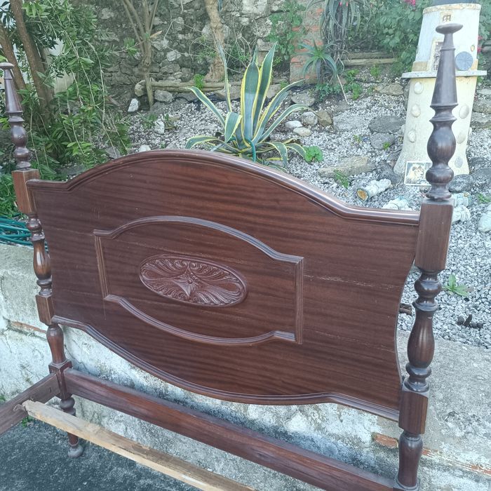 Cama antiga em madeira sem estrado