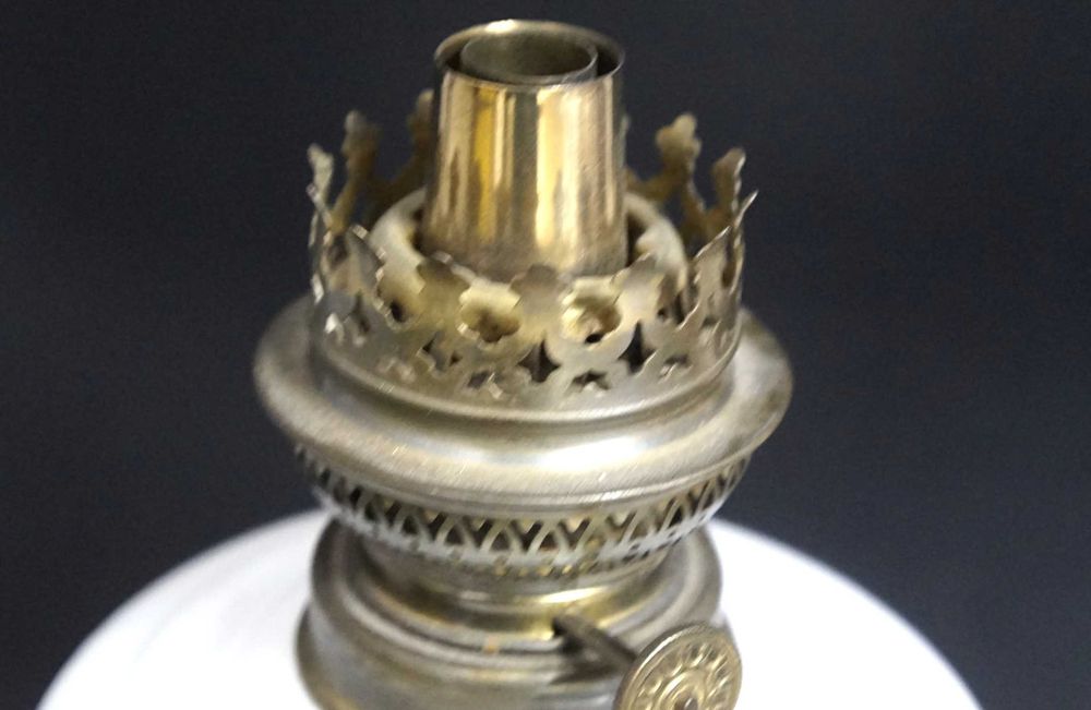 Piękna szklana  lampa naftowa   oryginał antyk