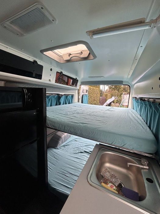 Peugeot BOXER  Kamper 4 os. 2 duże łóżka 2m/2m jadalnia w środku WC