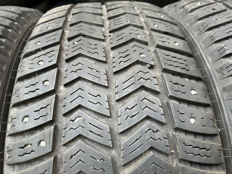 Резина комплект шиповані 205/55 R 16 ЗНИЖКА Vredestein зимові 5-7 mm