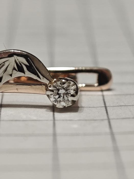 Золоті сережки з діамантами, 585 проба.