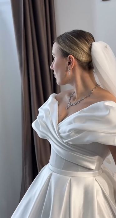 Атласна весільна сукня, елегантна та сучасна