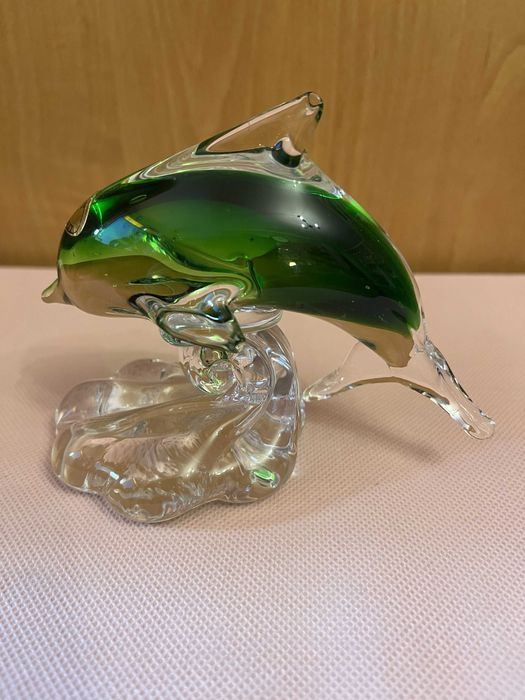 Szklany delfin GD zielony na fali