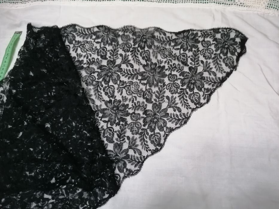 Lenços antigos de cabeça e ombros.