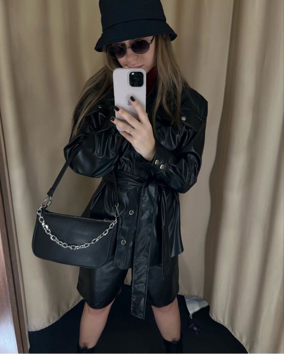 Кожаный пиджак с шортами